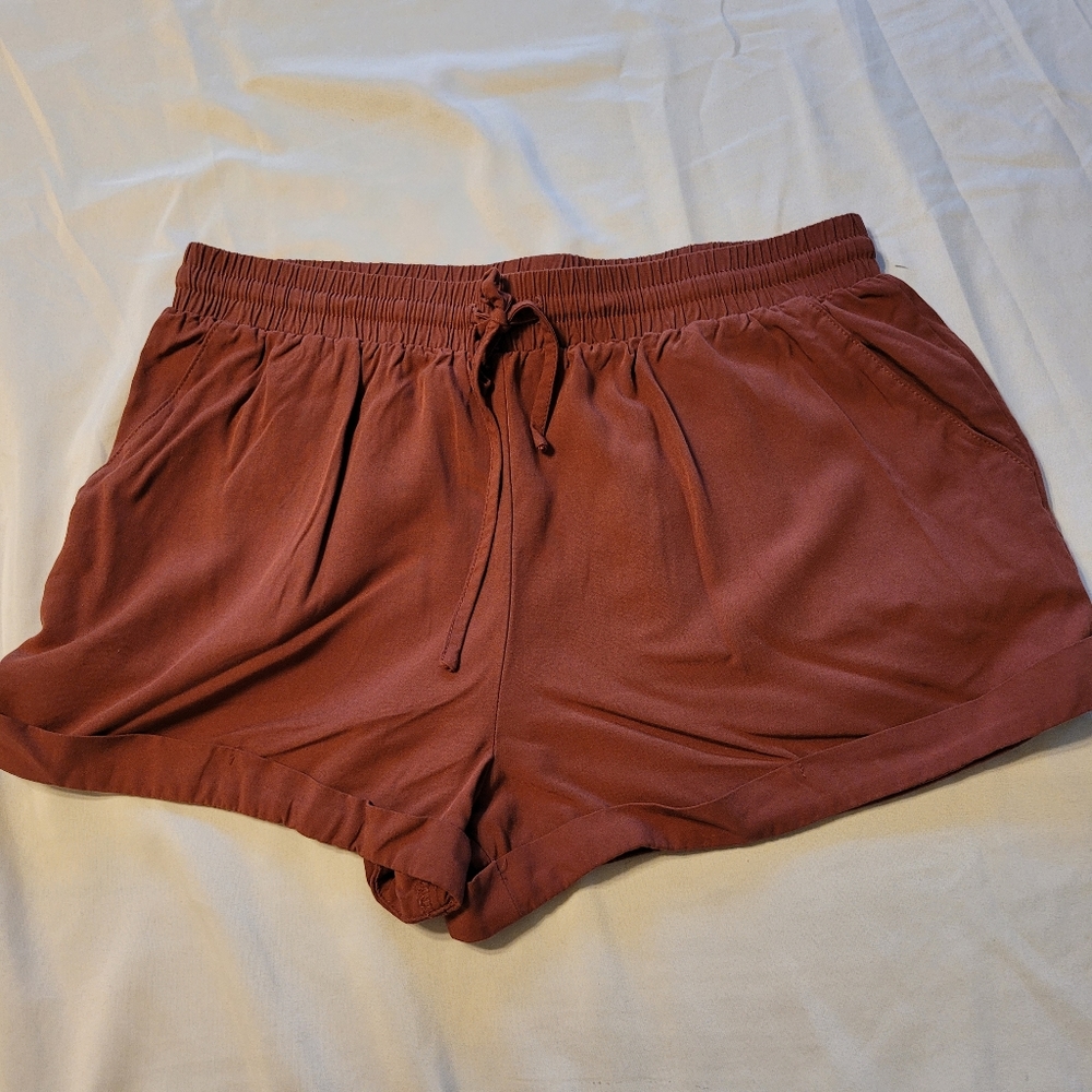 FOREVER21 WOMANS lightweight, drawstring shorts with elastic waist    size small
